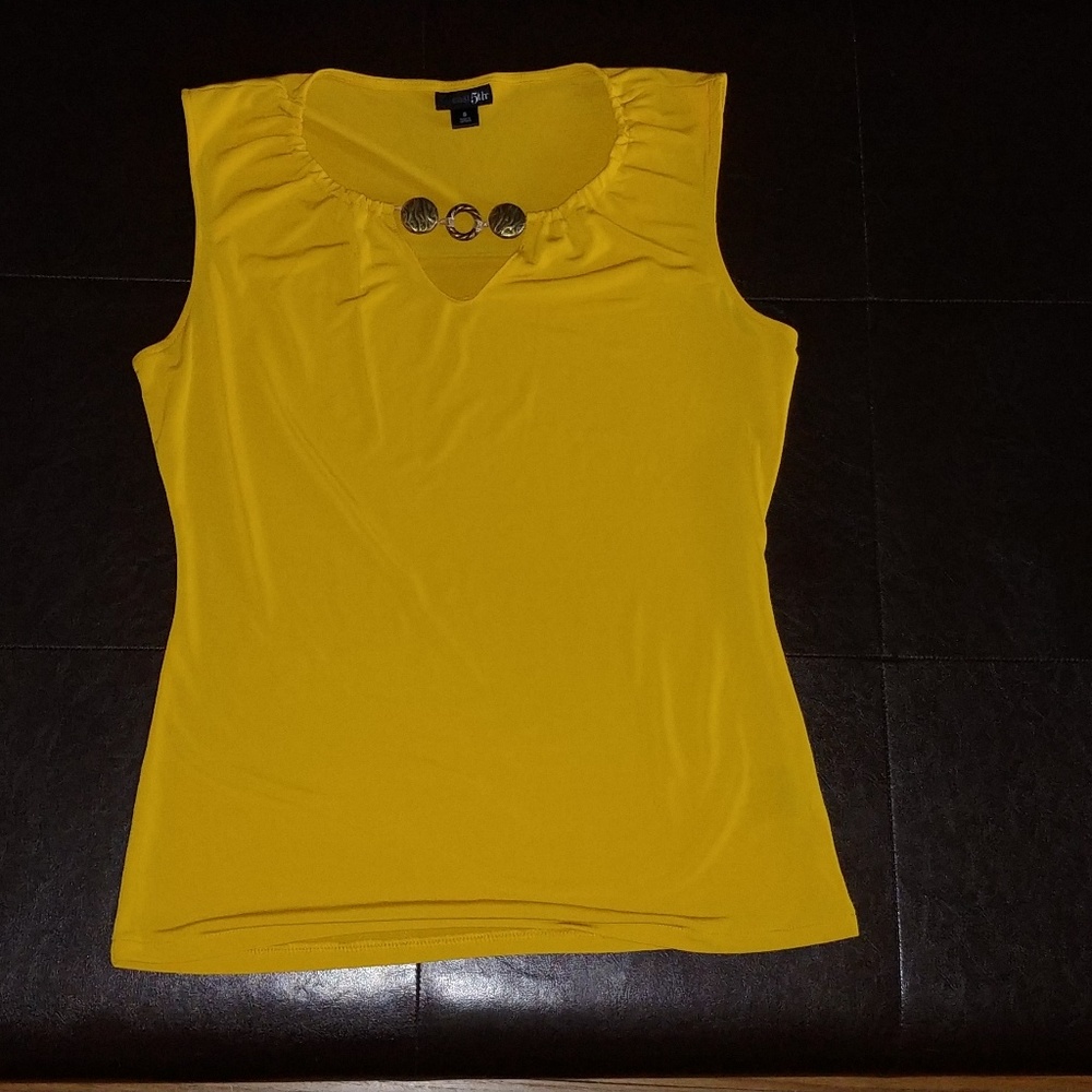 Sleeveless top mustard color